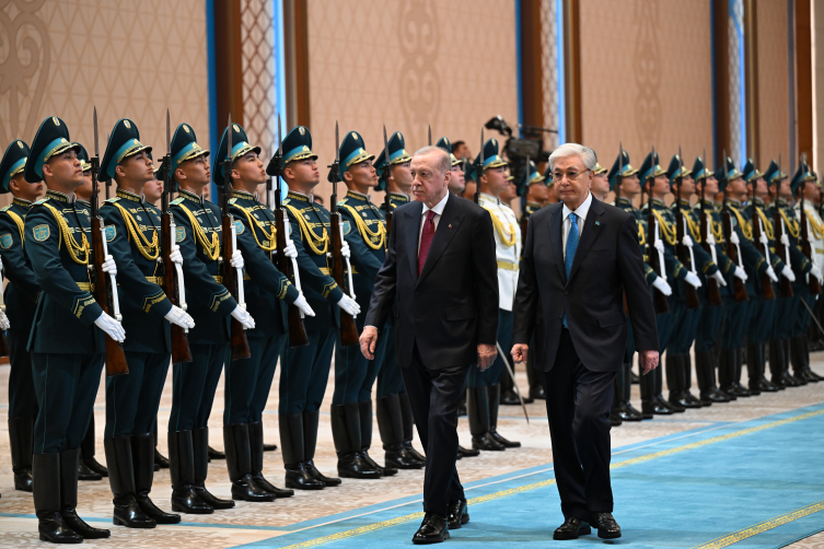Cumhurbaşkanı Erdoğan, Kazakistan’da resmi törenle karşılandı