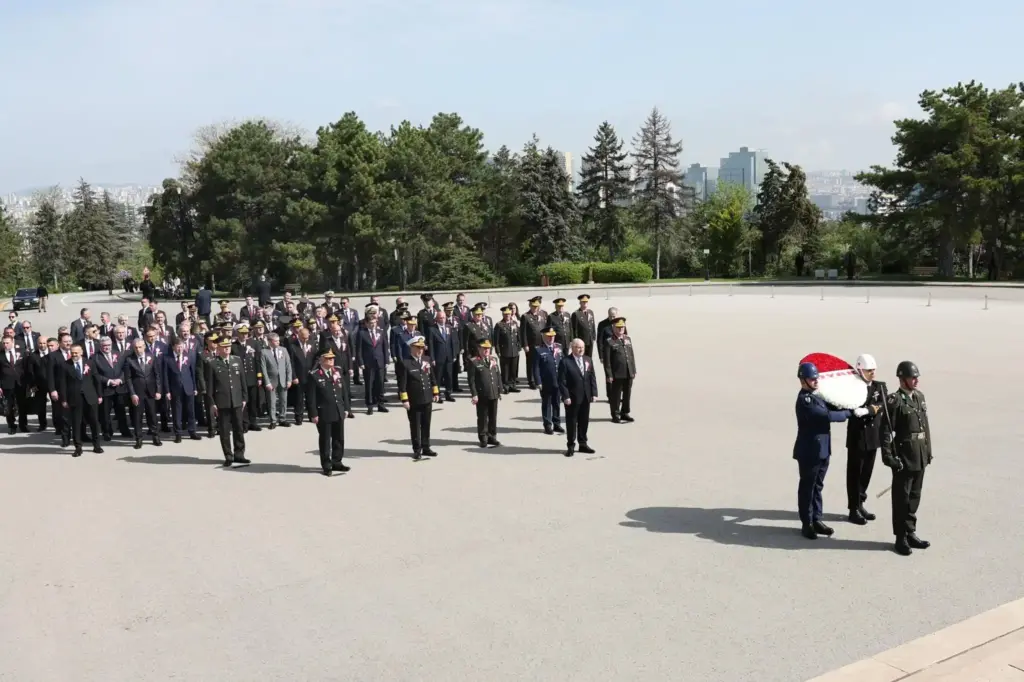 Bakan Güler, OYAK’ın 66’ncı Genel Kurulu dolayısıyla Anıtkabir’i ziyaret etti