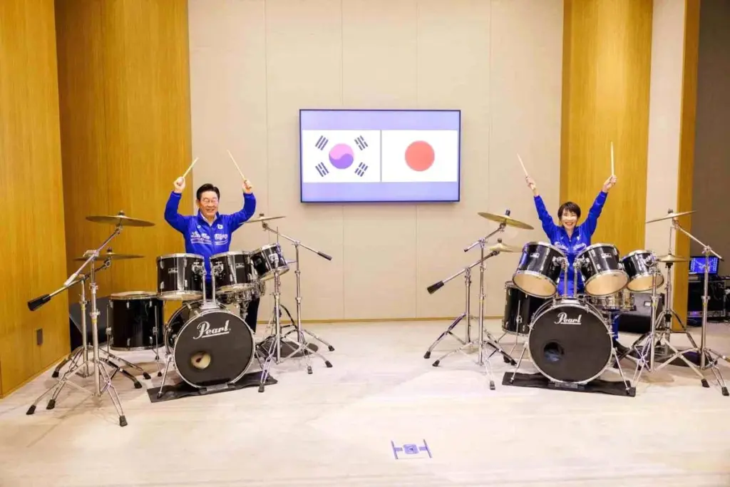 Diplomasi Sahnesinde K-Pop Rüzgarı: Japonya ve Güney Kore Liderlerinden Bateri Şov