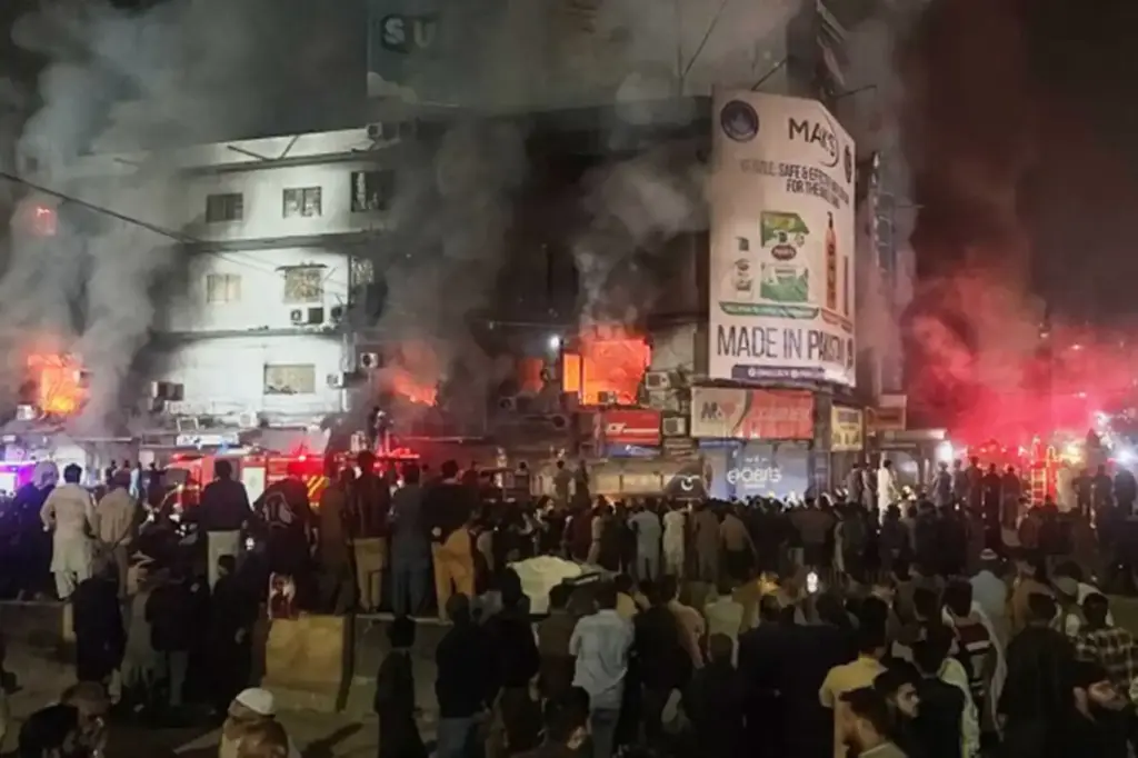 Karaçi’de AVM Yangını: 1’i İtfaiye Eri 6 Ölü, Onlarca Kişi Kayıp