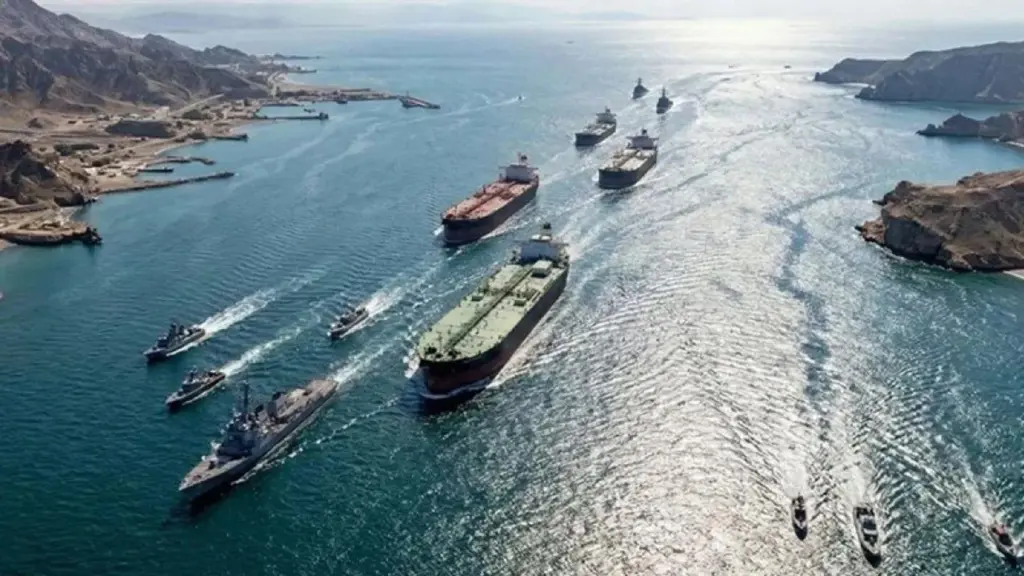 İran, Hürmüz Boğazı’nda 2 gemiye el koyduğu operasyonun görüntülerini yayınladı