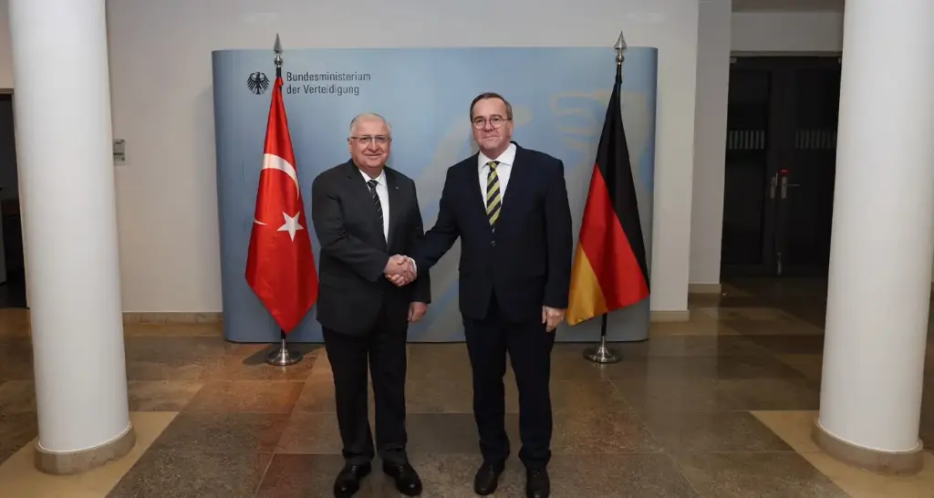 Milli Savunma Bakanı Yaşar Güler, Berlin’de Askeri Törenle Karşılandı