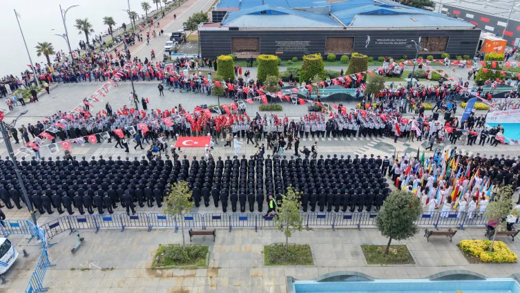 Büyük Önder Atatürk’ü temsil eden bayrak Samsun’da karaya çıkarıldı