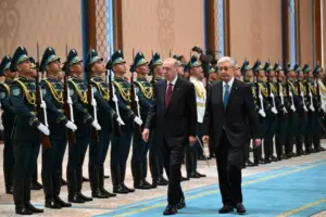 Cumhurbaşkanı Erdoğan, Kazakistan’da resmi törenle karşılandı