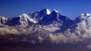 Everest Dağı’na bir günde 274 dağcı tırmanarak rekor kırdı