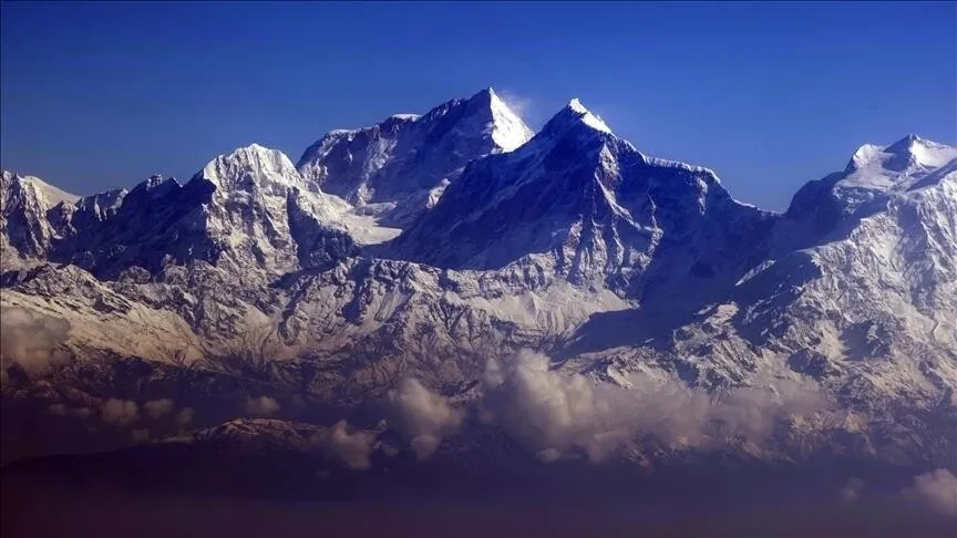 Everest Dağı’na bir günde 274 dağcı tırmanarak rekor kırdı