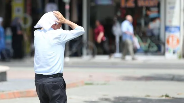 Fransa’da Aşırı Sıcaklar Can Aldı: 8 Bölgede Turuncu Alarm