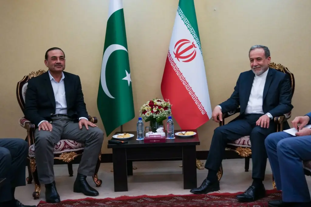 İran Dışişleri Bakanı Erakçi ile Pakistan Genelkurmay Başkanı Munir Tahran’da görüştü
