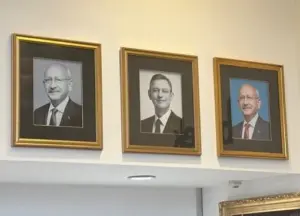 Kılıçdaroğlu ve Özel’in fotoğrafları CHP Genel Merkezi’ne yeniden asıldı