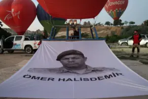 Kapadokya’da sıcak hava balonları Türk bayrakları ve afişlerle uçtu