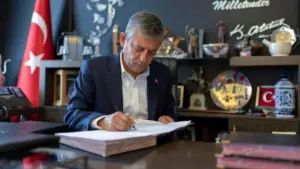 Özgür Özel ve 90 vekil CHP’den istifa etti