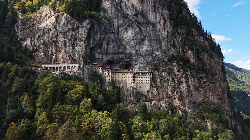 Sümela Manastırı Restorasyon Çalışmalarının Ardından Ziyaretçilerini Bekliyor