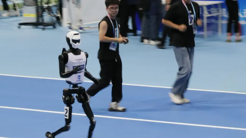 Çin’de İnsansı Robot 100 Metreyi Usain Bolt’tan Hızlı Koştu