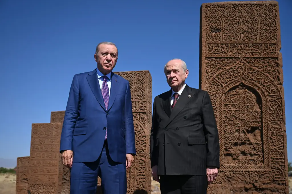Cumhurbaşkanı Erdoğan ve Liderler Ahlat Selçuklu Meydan Mezarlığı’nı Ziyaret Etti