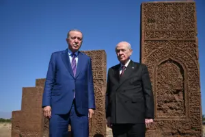 Cumhurbaşkanı Erdoğan ve Liderler Ahlat Selçuklu Meydan Mezarlığı’nı Ziyaret Etti