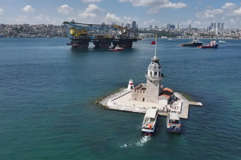 Dev vinç gemisi ‘Saipem 7000’ İstanbul Boğazı’nda görüntülendi