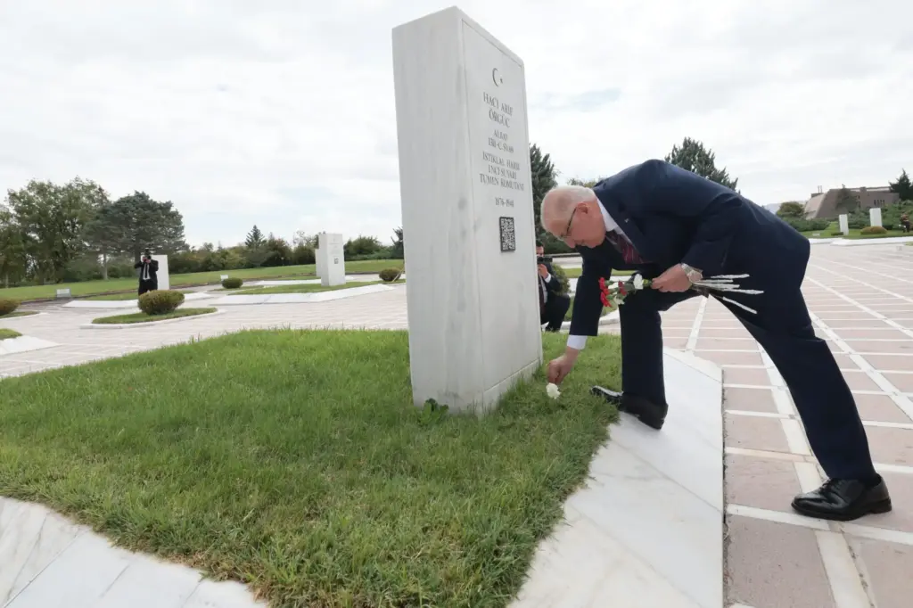 Milli Savunma Bakanı Güler, Devlet Büyükleri Anıt Mezarlığı’nı ziyaret etti