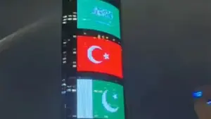 Suudi Arabistan’daki simge yapılar Türkiye, Suudi Arabistan ve Pakistan bayraklarıyla ışıklandırıldı