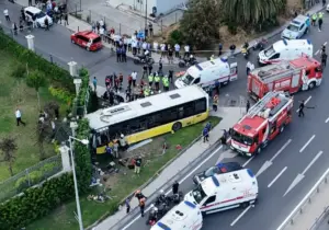 Zeytinburnu’nda İETT otobüsü sitenin bahçe duvarına çarptı: 1 ölü, 17 yaralı
