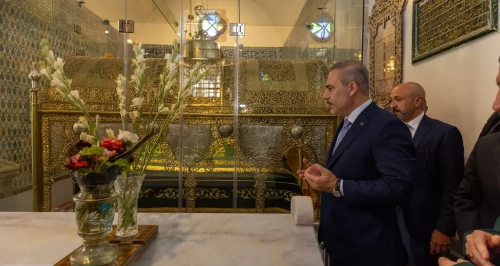 Dışişleri Bakanı Fidan, Selahaddin Eyyubi Türbesi ve Türk Hava Şehitliği’ni ziyaret etti