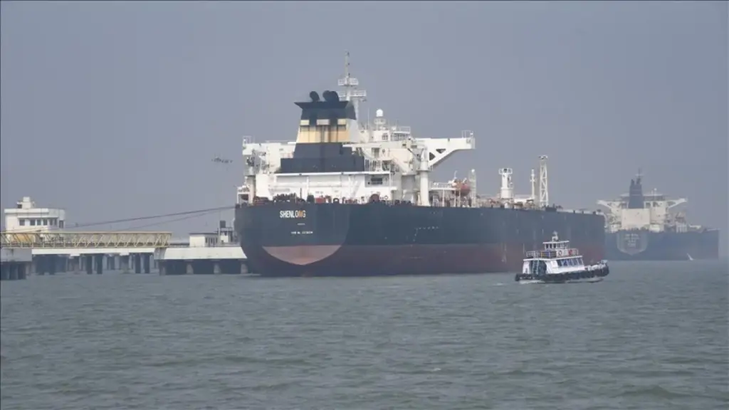 İran Devrim Muhafızları Ordusu: Hürmüz Boğazı’nda bir süper tanker daha mayına çarptı