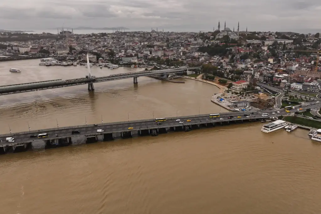 İstanbul Boğazı’nın kıyı kesimlerinde denizin rengi kahverengiye döndü